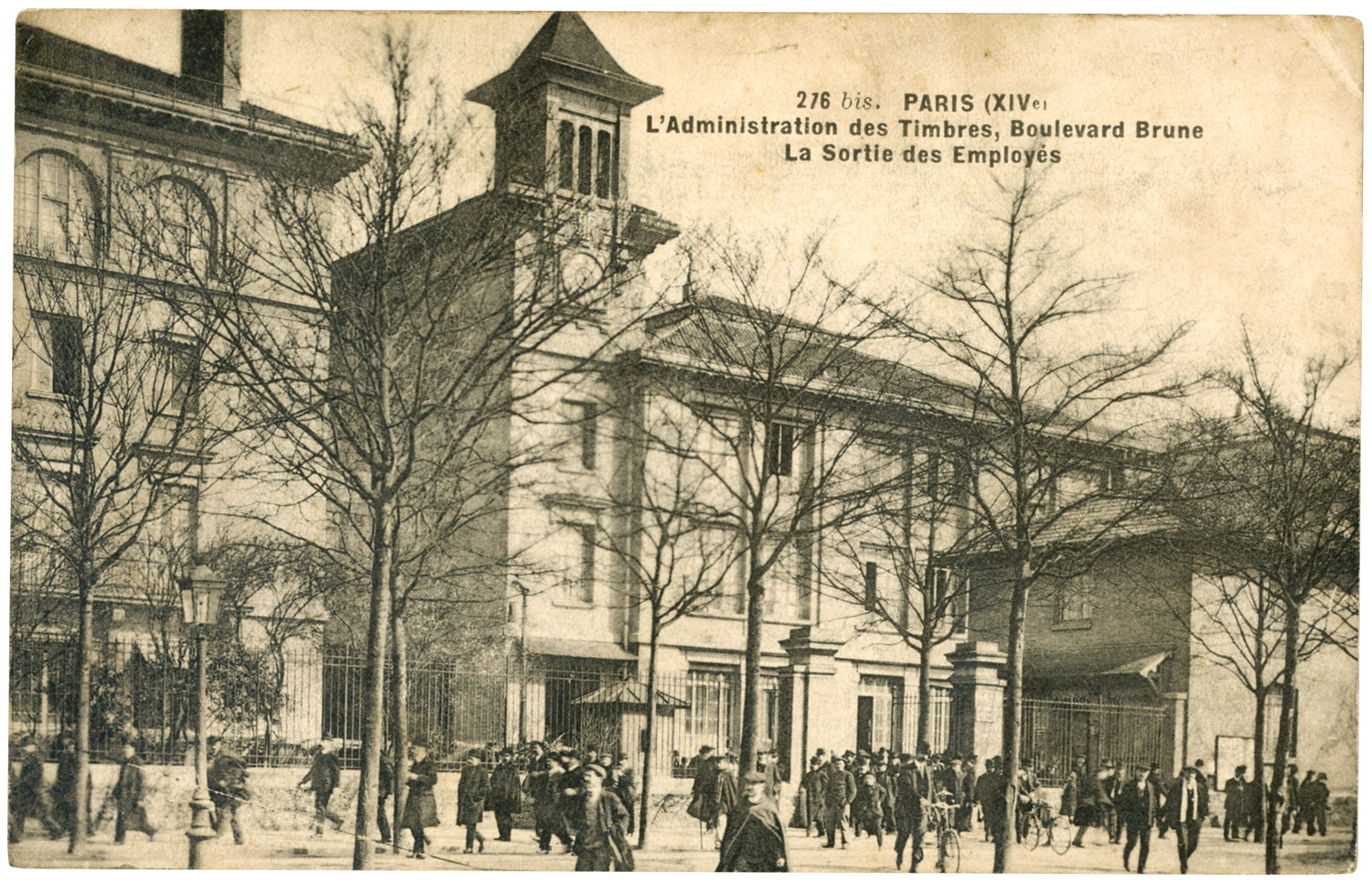 Carte postale : Paris (XIVe) L'Administration des Timbres, Boulevard Brune. La Sortie des Employés.