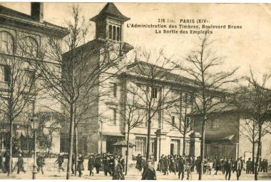 Carte postale : Paris (XIVe) L'Administration des Timbres, Boulevard Brune. La Sortie des Employés.