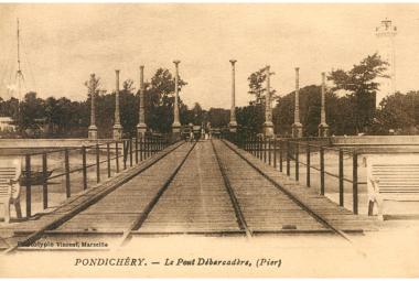 Carte postale du pier de Pondichéry ; le paquebot poste français fait escale une fois par mois au chef-lieu des EFI.